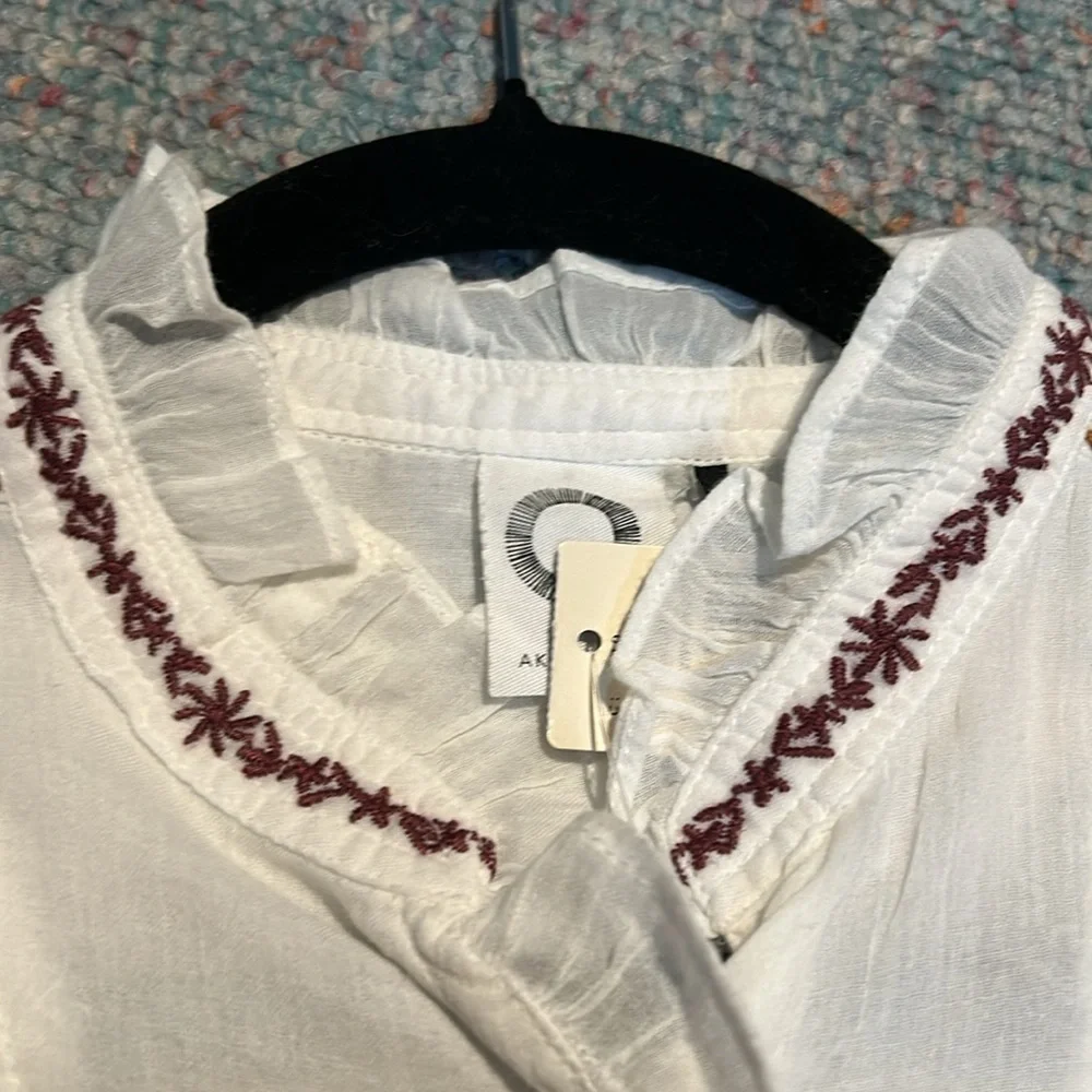 NWT Embroidered White Blouse From Anthropologie size XSmall - Picture 11 of 12